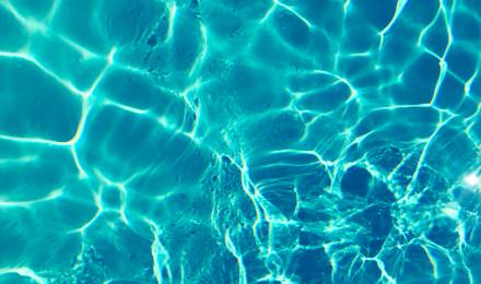 Event im Romantikhotel Jagdhaus Eiden: Lichterschwimmen im Wellenbad am Meer