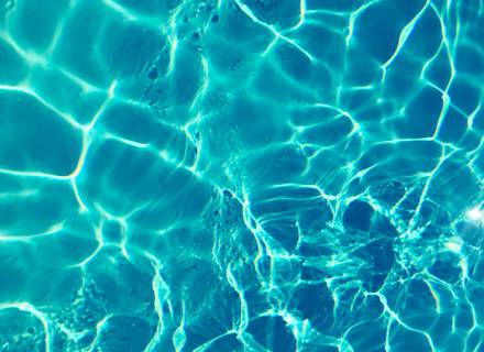 Event im Romantikhotel Jagdhaus Eiden: Lichterschwimmen im Wellenbad am Meer