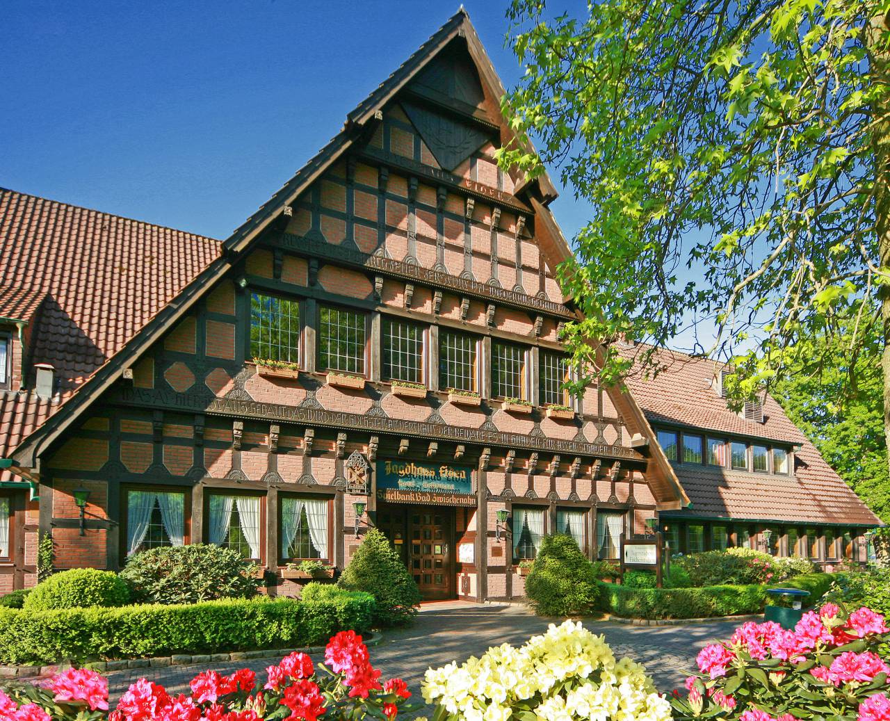 Exterior façade of the Romantik Hotel Jagdhaus Eiden in Bad Zwischenahn