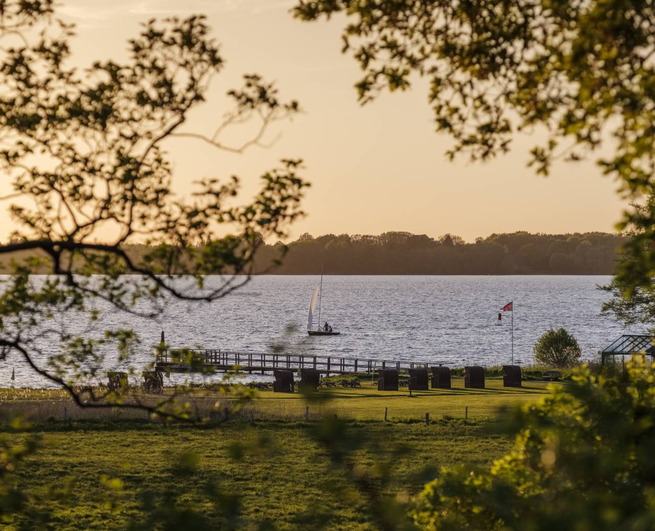 Außenbereich des EidenSpa mit Blick auf den See