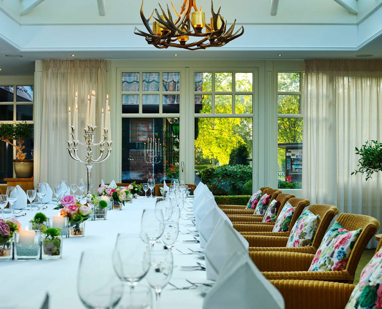 Gedeckte Tafel im Restaurant des Romantikhotel Jagdhaus Eiden in Bad Zwischenahn