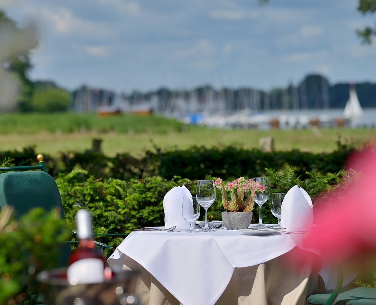 Gedeckter Tisch im Garten des Romantikhotel Jagdhaus Eiden in Bad Zwischenahn