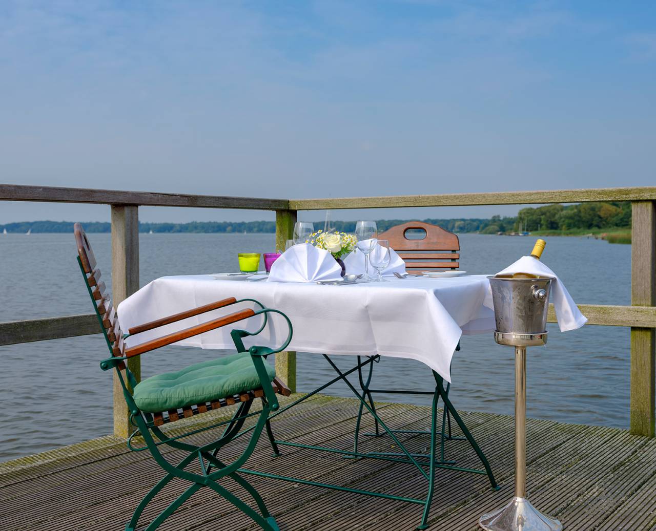 Privater Tisch mit Blick auf den See in Bad Zwischenahn