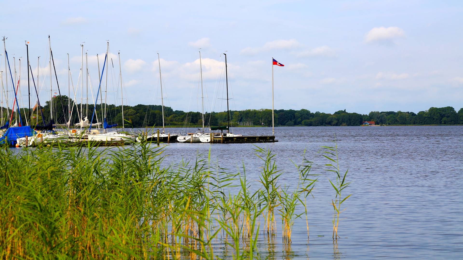 Man and woman on the jetty at the Zwischenahner Meer