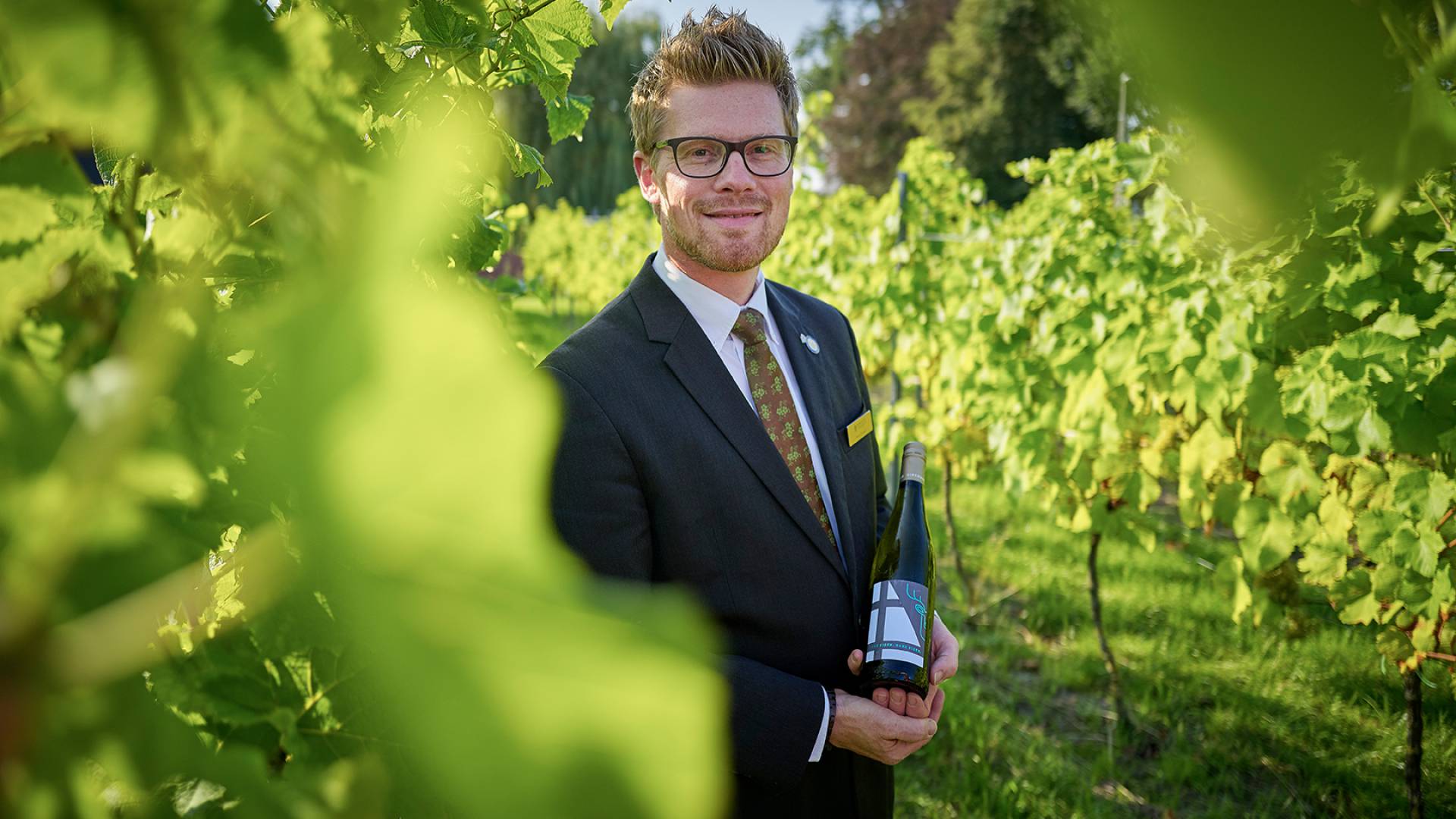 Sommelier among the hotel's own vineyards at the Romantikhotel Jagdhaus Eiden in Bad Zwischenahn