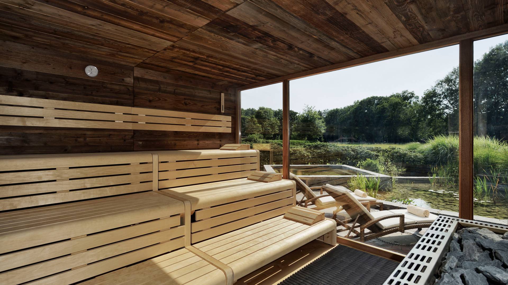 Sauna im Garten mit Blick auf den Teich