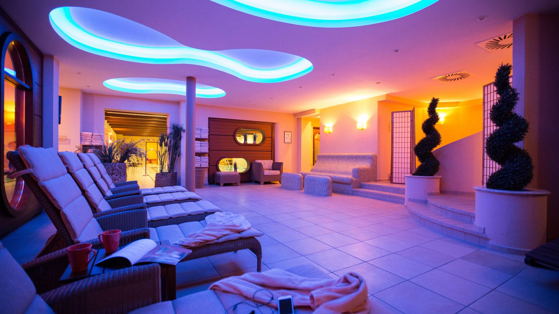 Wellness Ruheraum mit Lila Licht im Jagdhaus Eiden