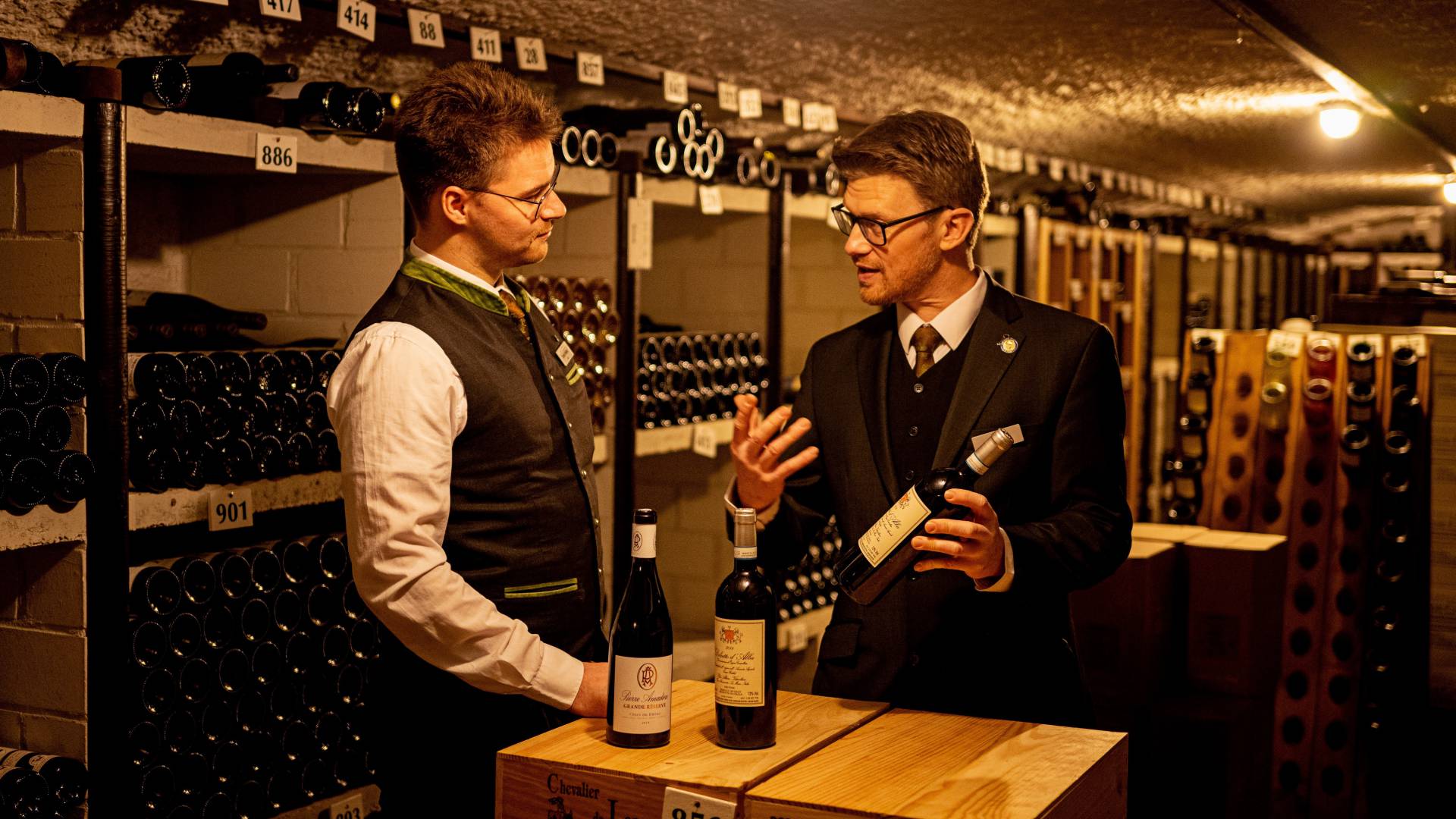 Sommelier und Kellner sprechen über Wein im Weinkeller des Jagdhaus Eiden
