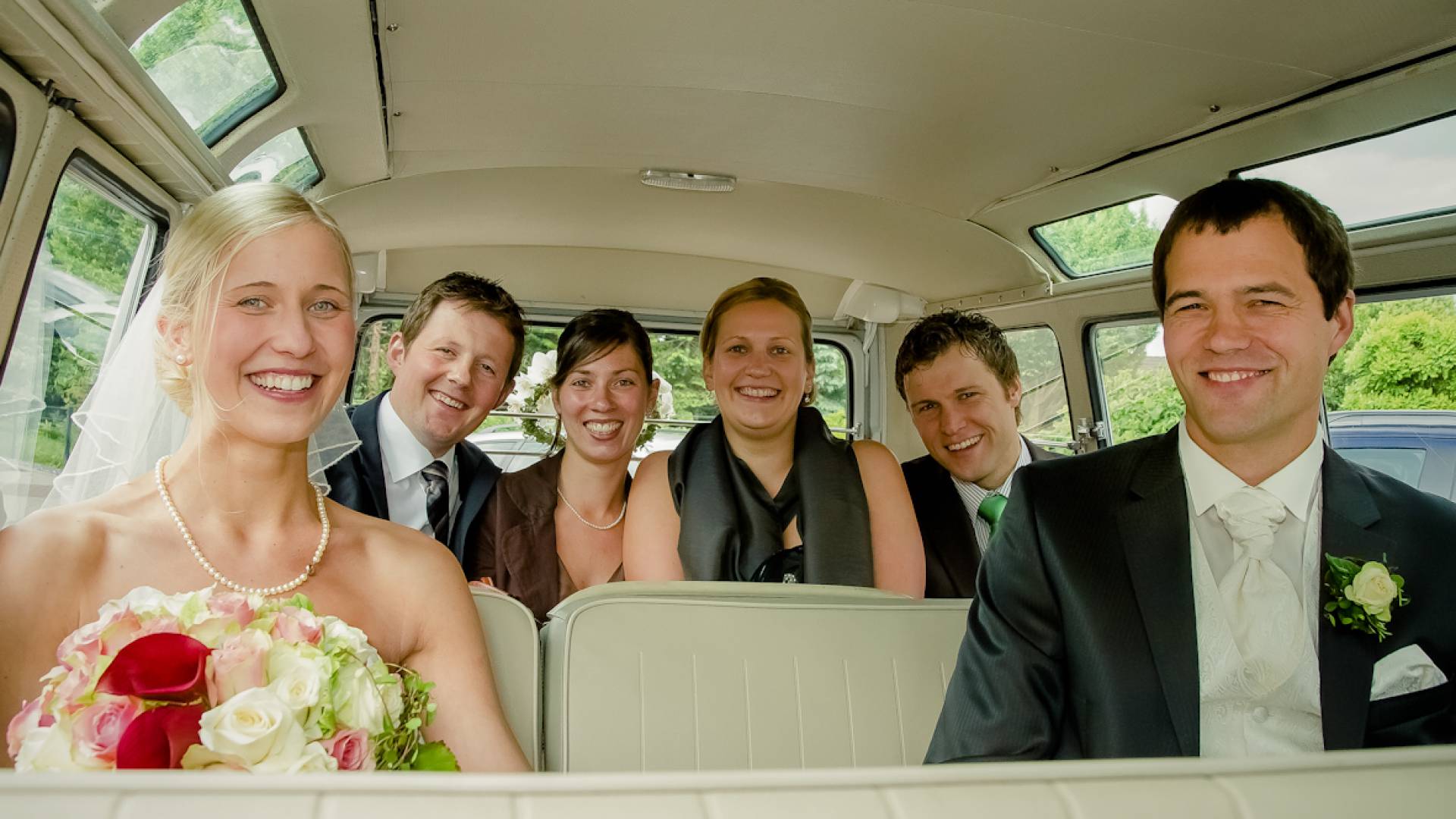 Hochzeitspaar im VW Bulli
