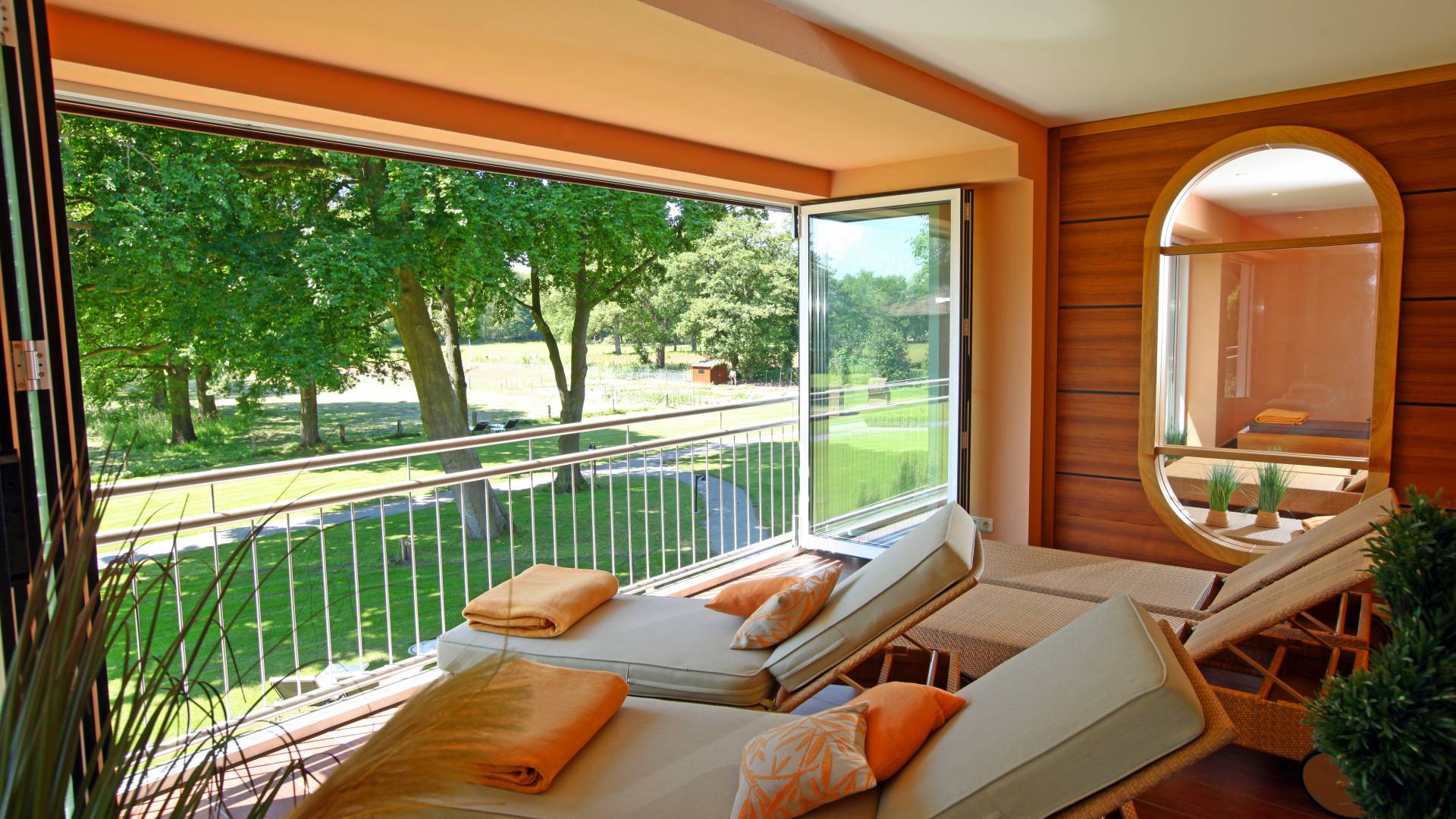 Relaxation room in the Eiden Spa with a view of the garden