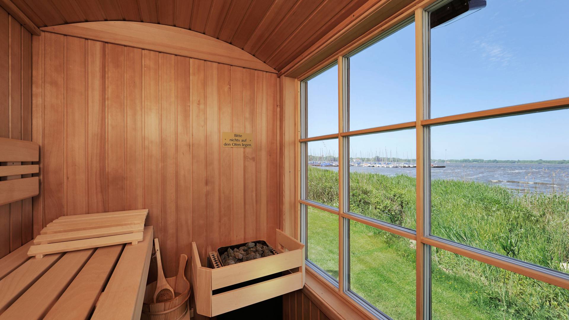 Sauna mit Panoramablick auf den See