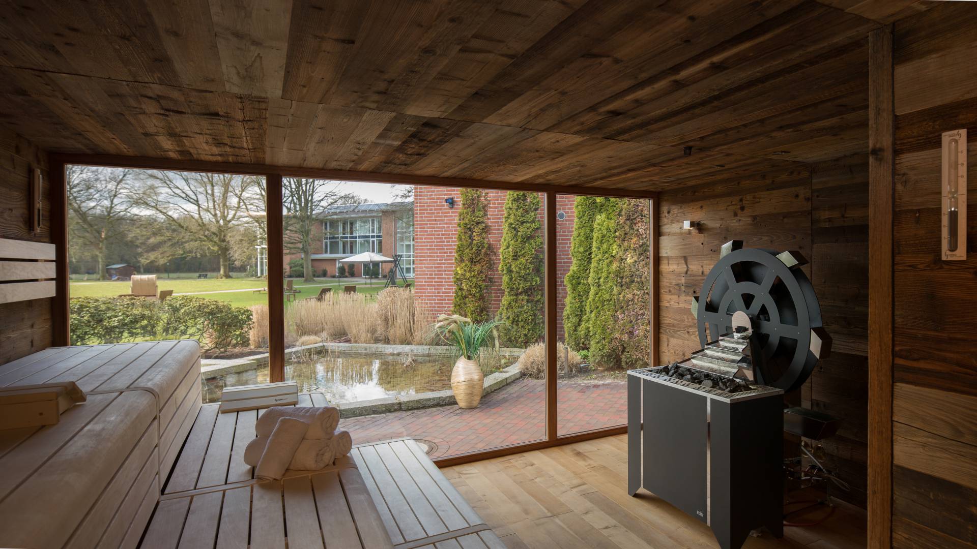 Sauna mit Bllick auf den Naturteich im Romantikhotel Jagdhaus Eiden in Bad Zwischenahn