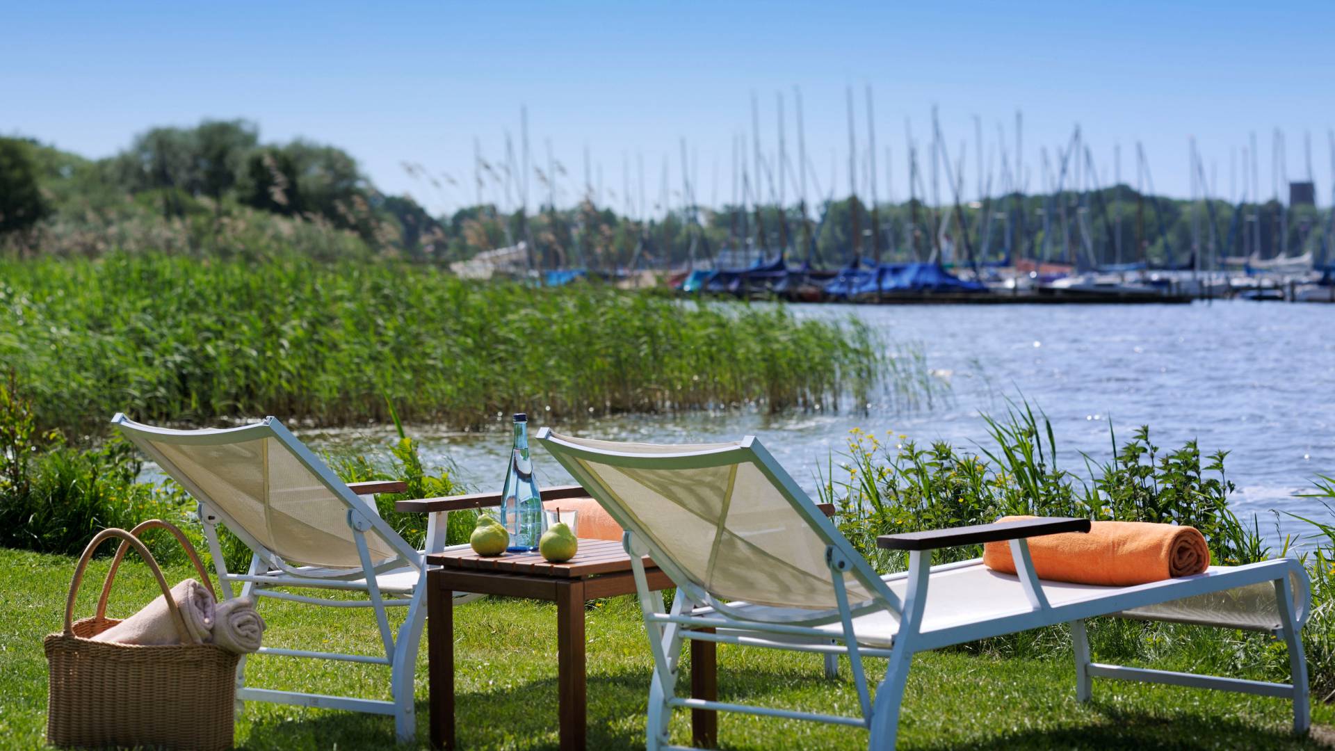 Sonnenliegen am See in Bad Zwischenahn