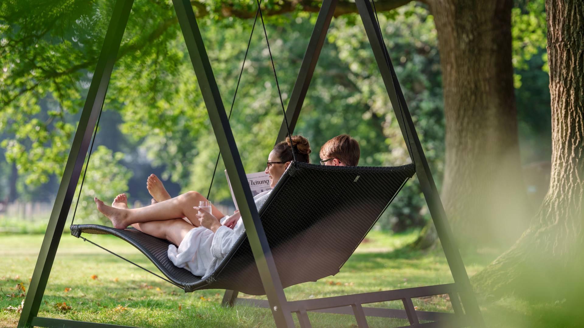 Entspannen in der Schaukel auf der Spa Liegewiese