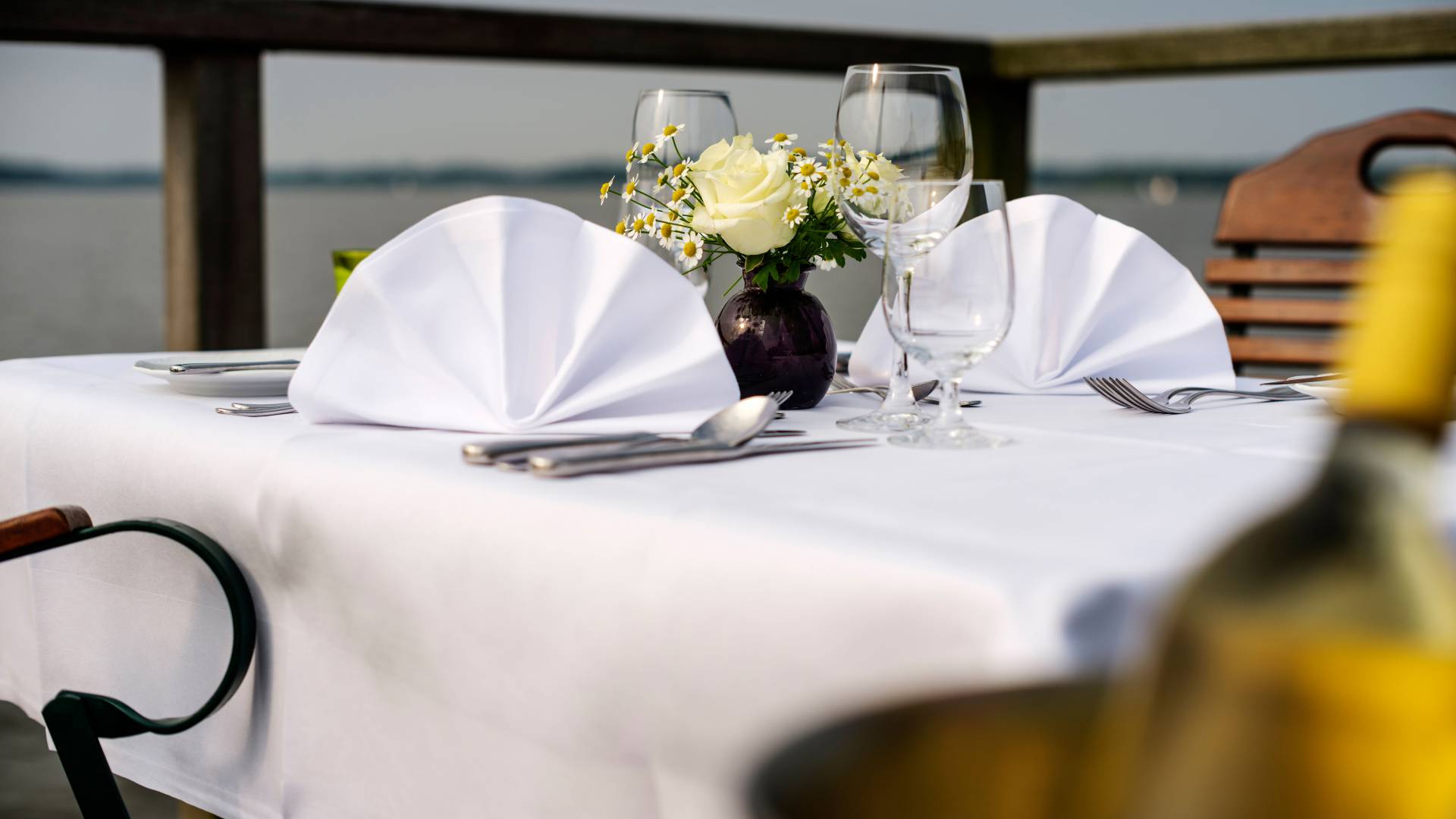 Gedeckter Tisch am See 
