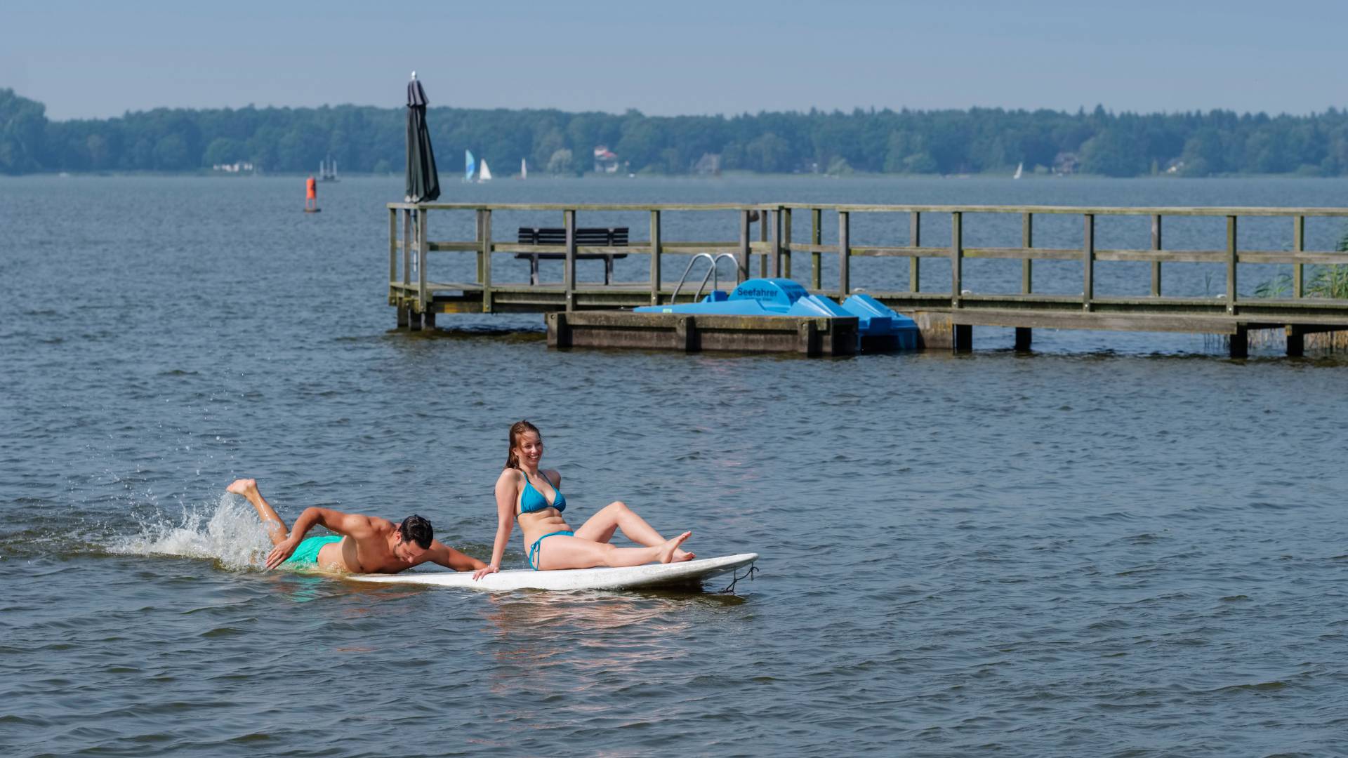 Paar auf dem Surfbrett im See