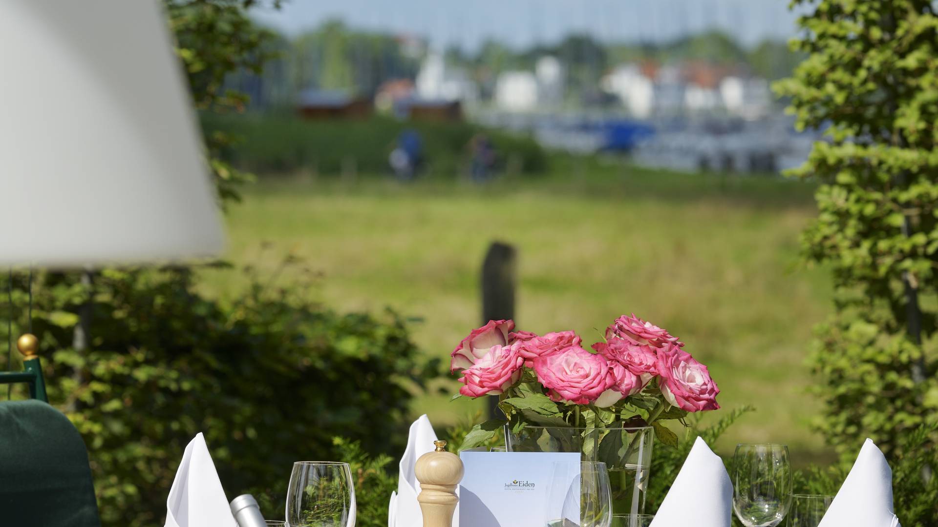 Gedeckter Tisch auf der Terrasse im Jagdhaus Eiden