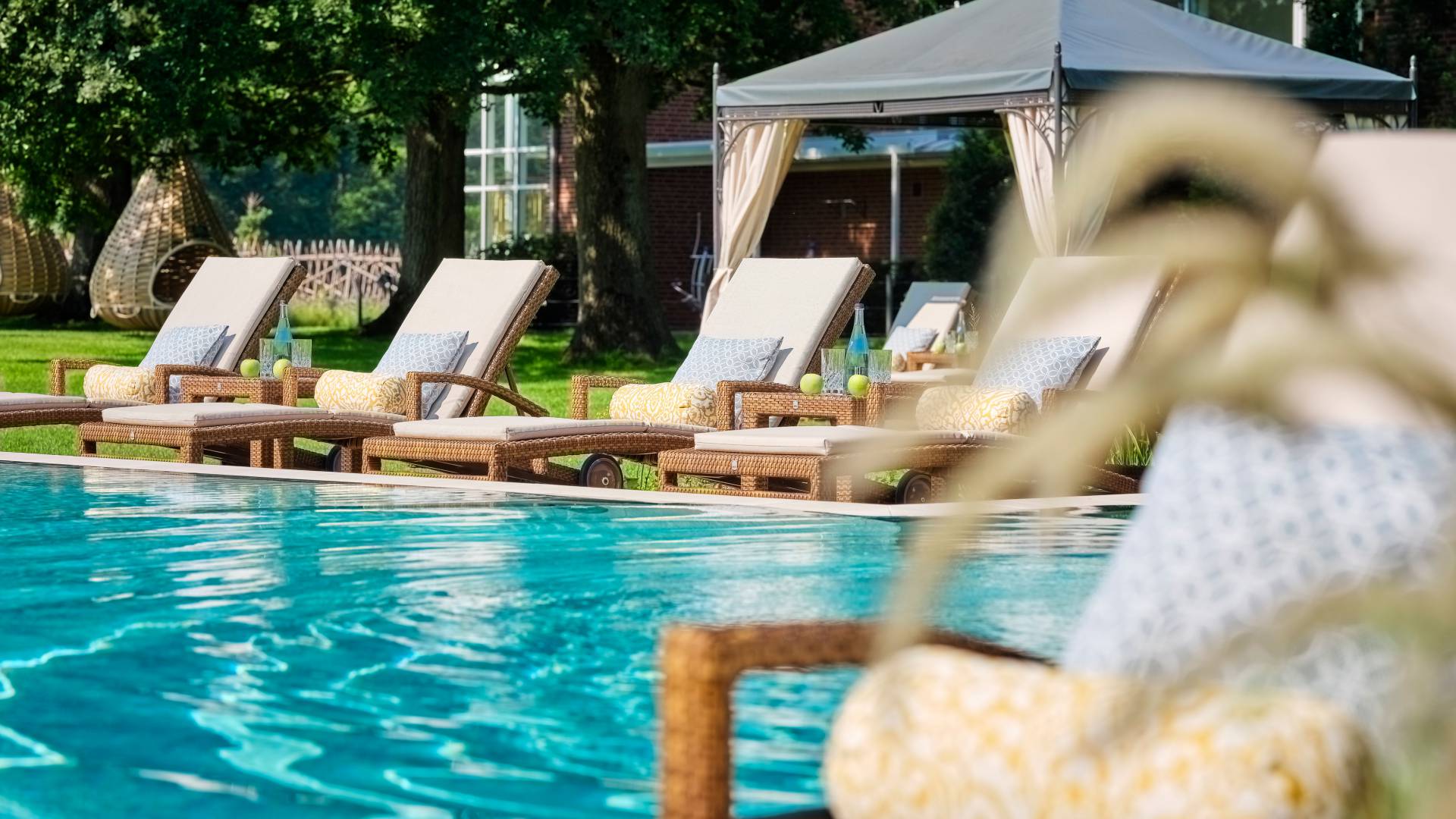 Sonnenliegen beim Aussenpool des Jagdhaus Eiden