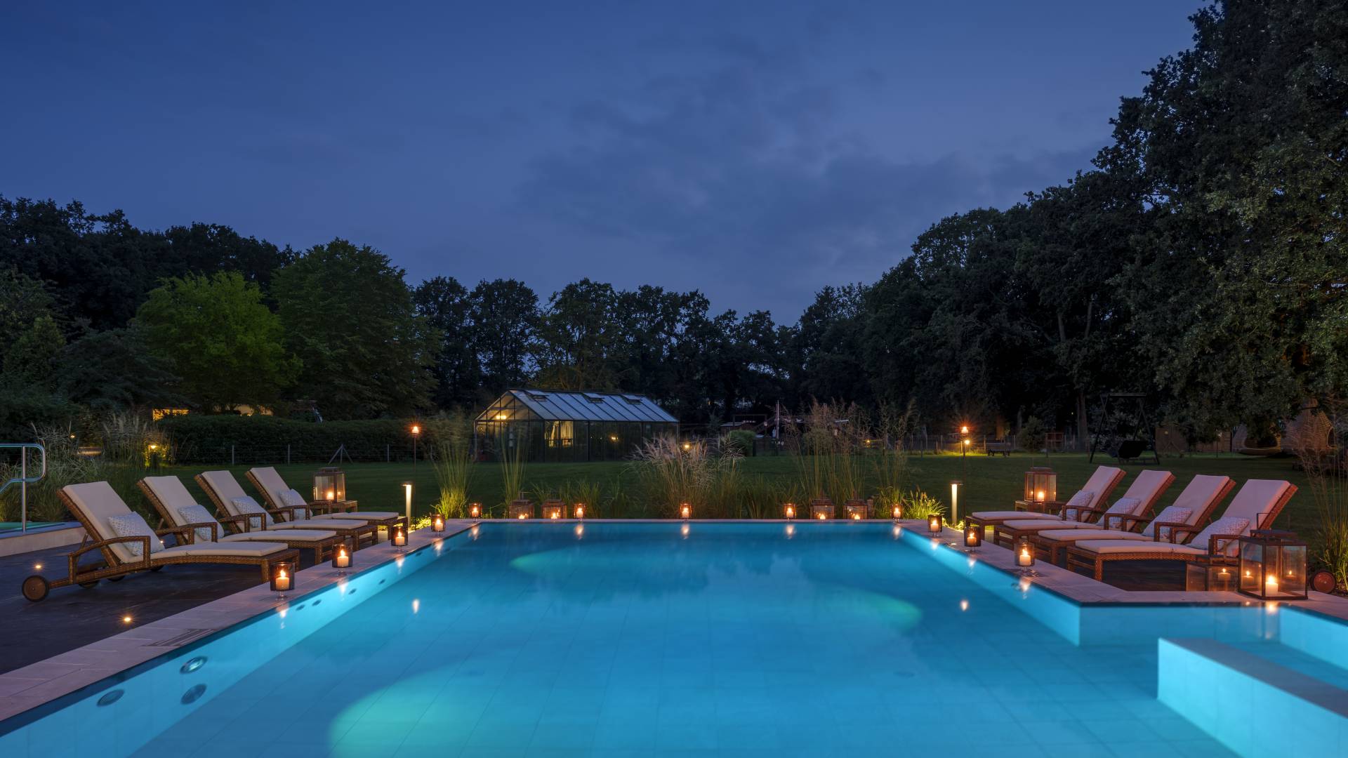 Außenpool des EidenSpa in Dämmerung des Romantikhotel Jagdhaus Eiden in Bad Zwischenahn