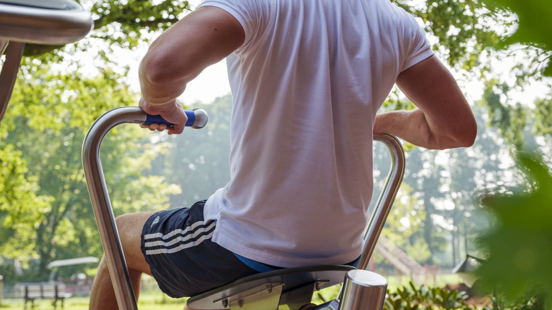 Outdoorfitness Mann auf Rudergerät