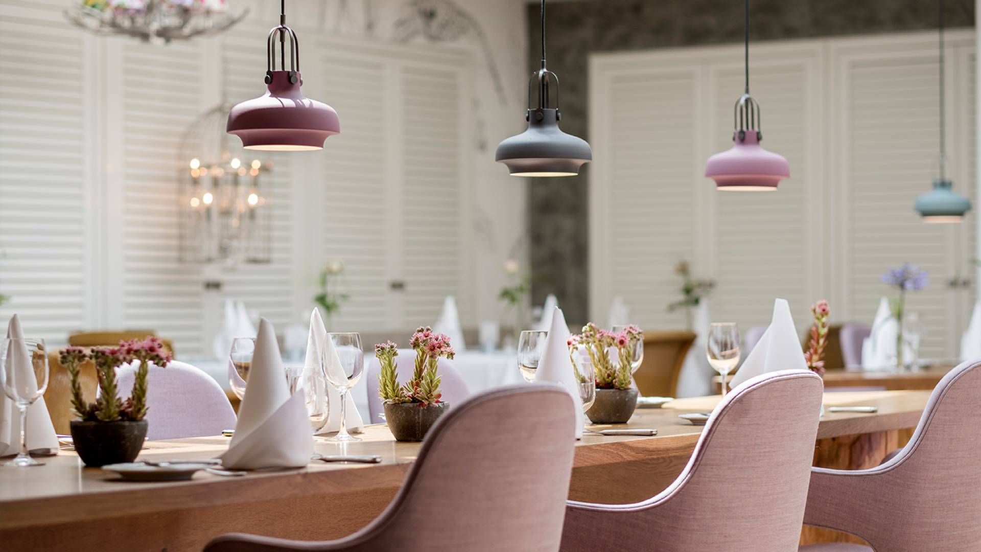 Table set in the restaurant at the Romantik Hotel Jagdhaus Eiden in Bad Zwischenahn