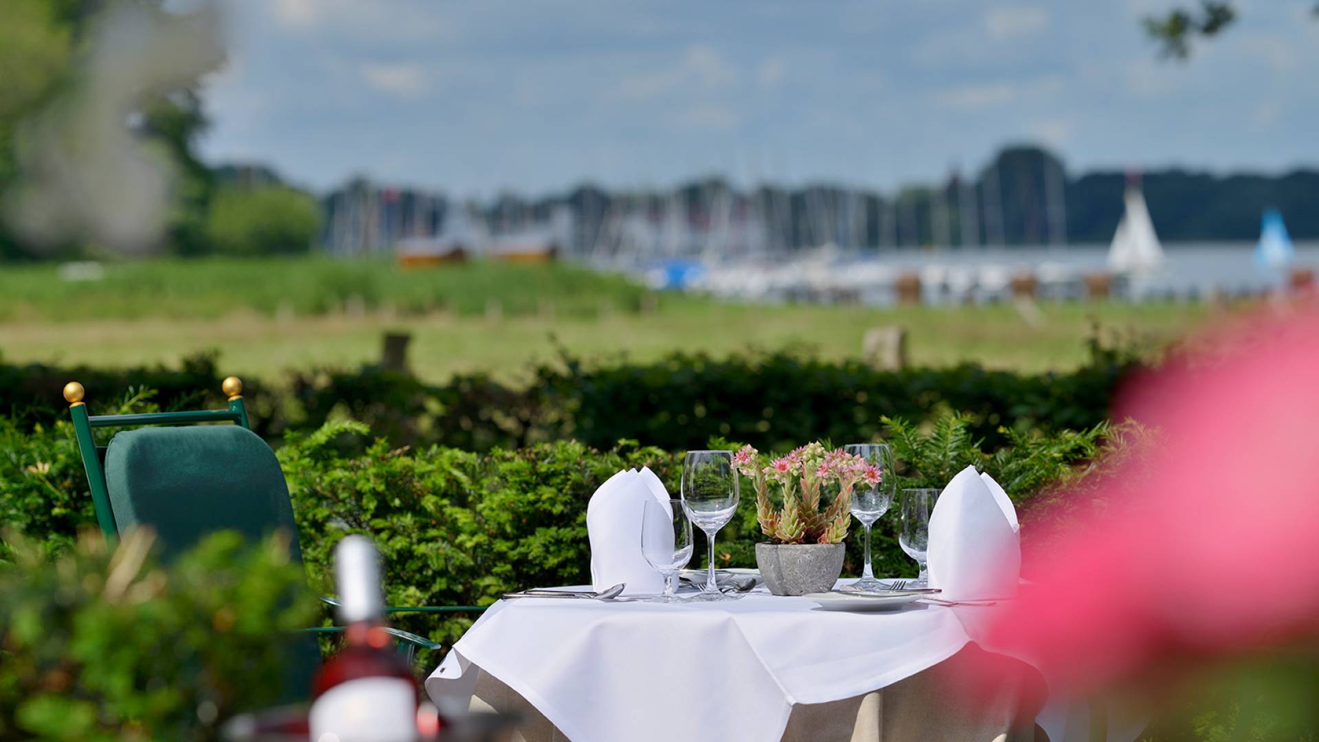 Gedeckter Tisch im Garten des Romantikhotel Jagdhaus Eiden in Bad Zwischenahn