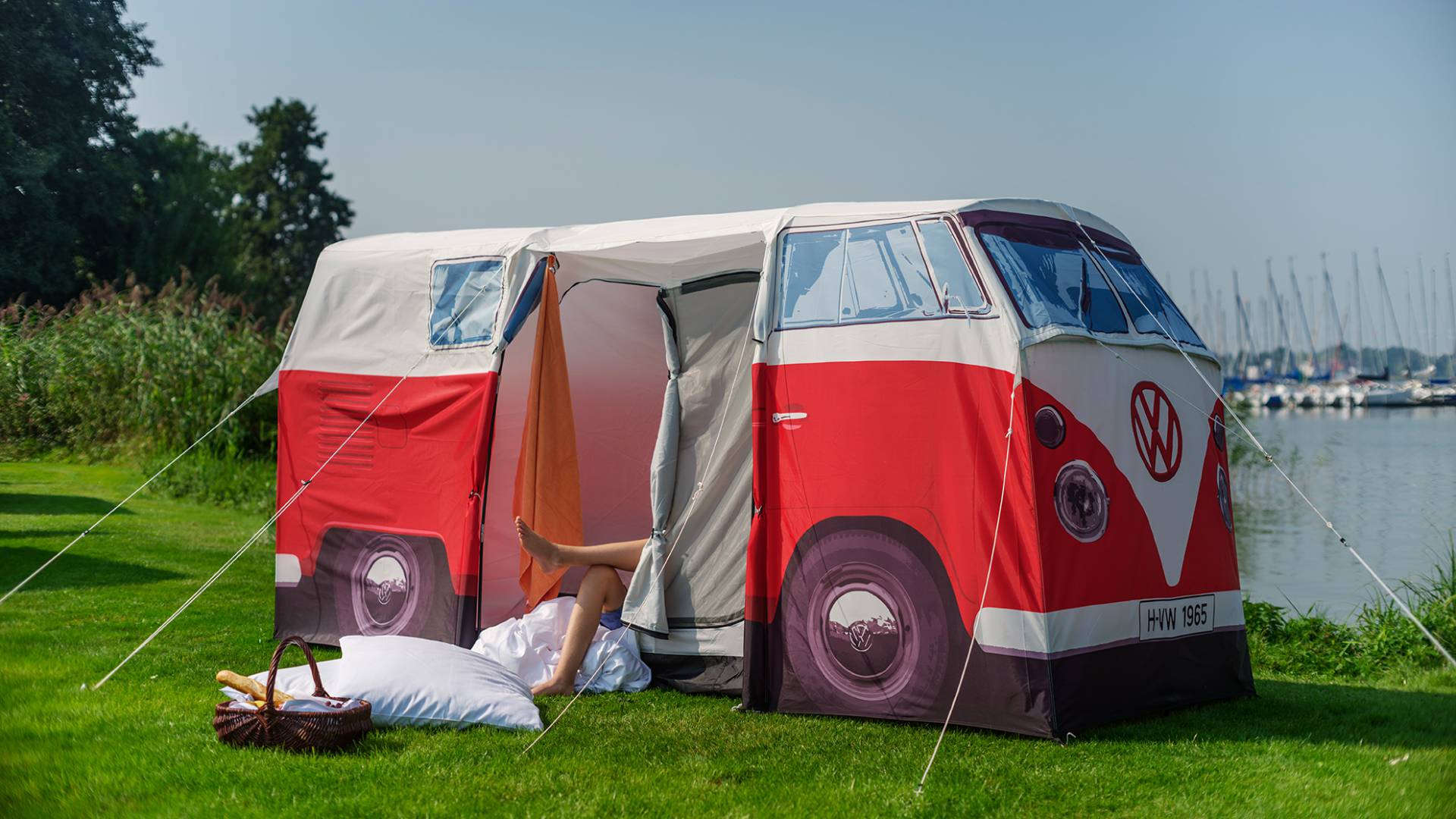 VW bus by the Zwischenahner Meer