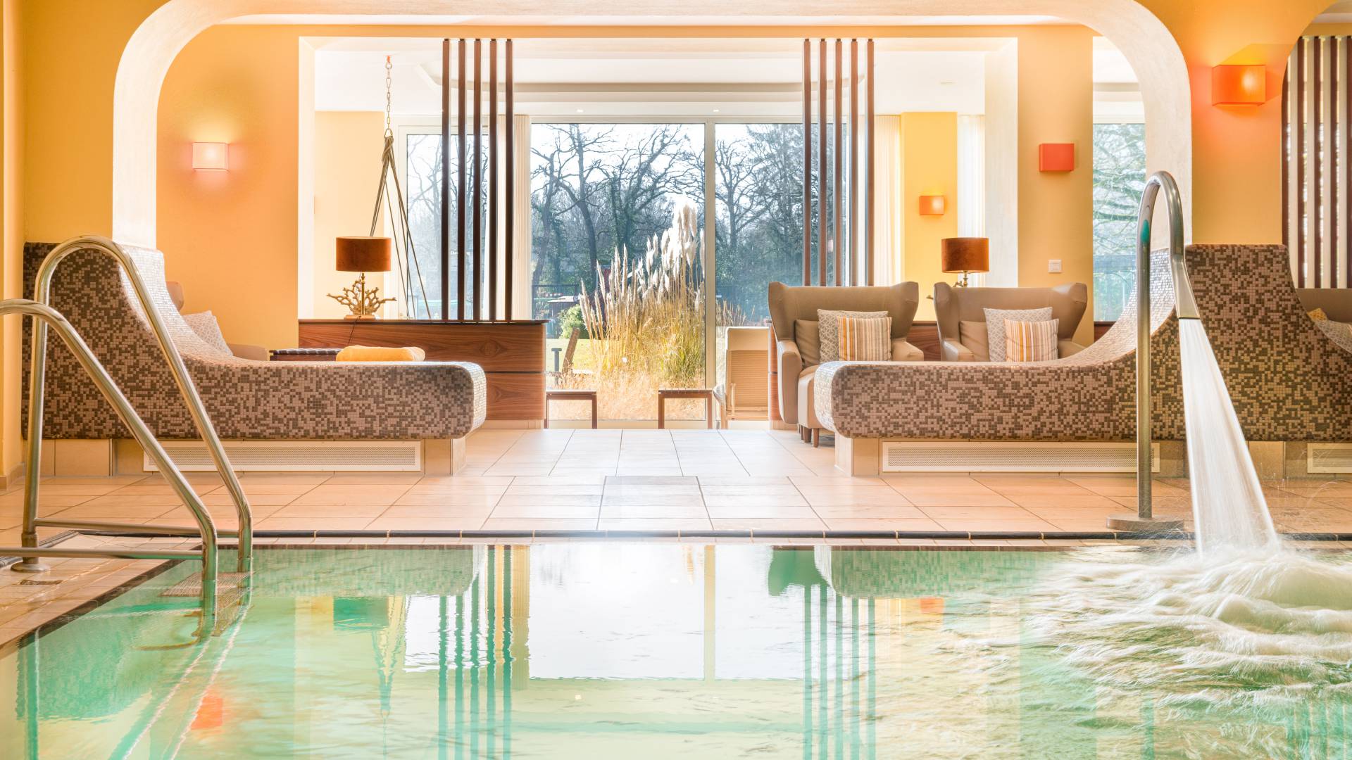Wellnessbereich mit Pool und Liegen im Jagdhaus Eiden