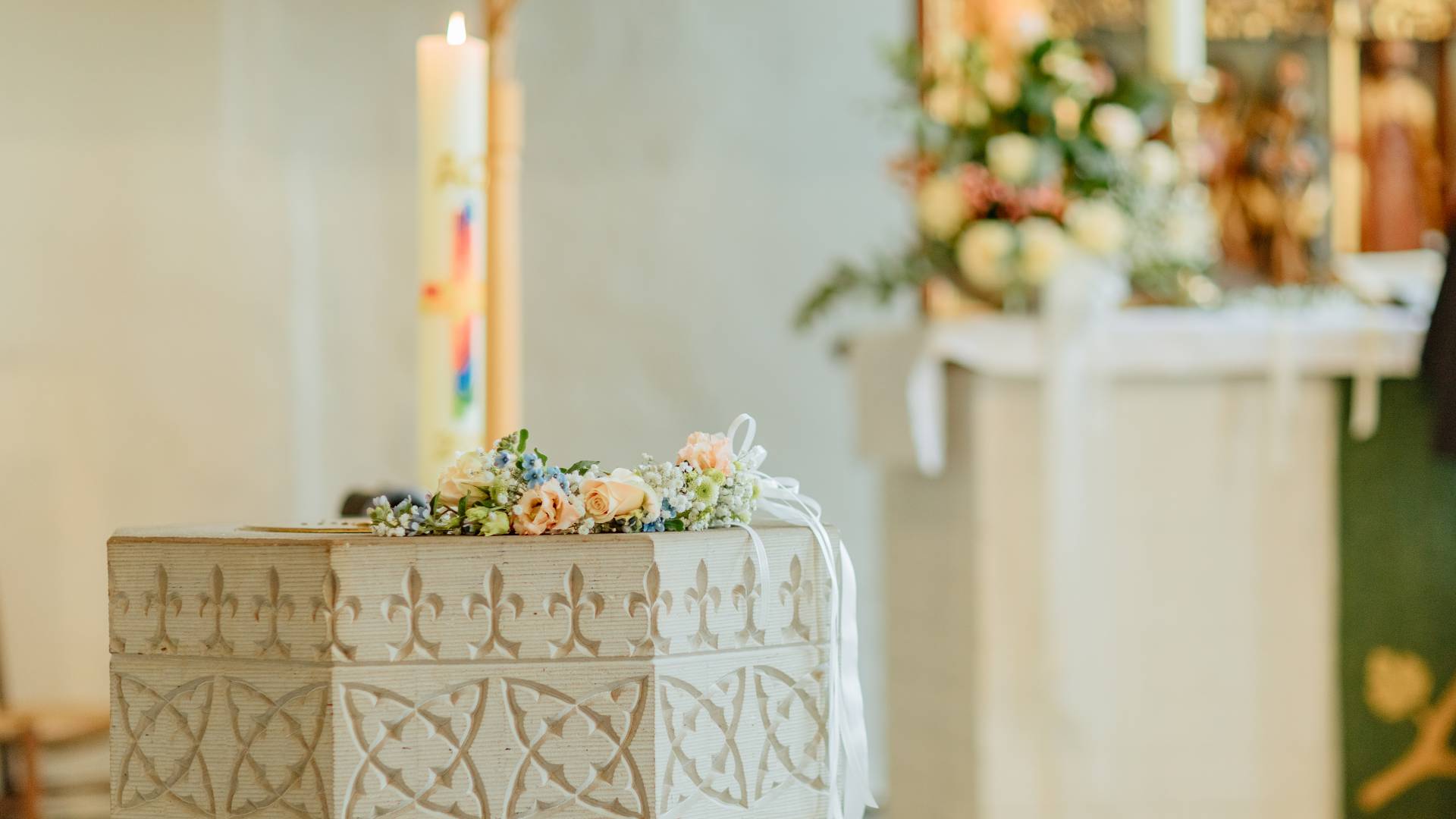 Blumengedeck in der Kirche
