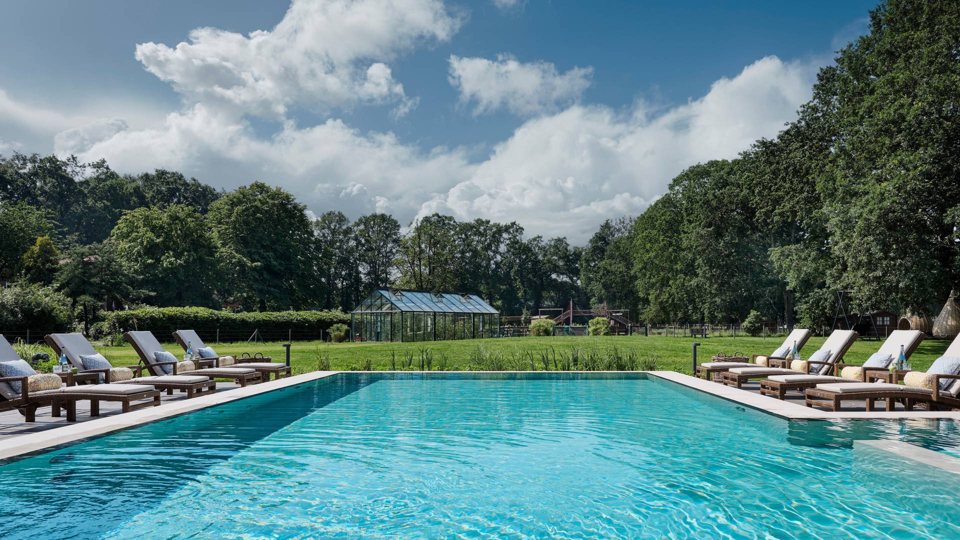 Außenschwimmbecken mit Panoramablick auf das Zwischenahner Meer